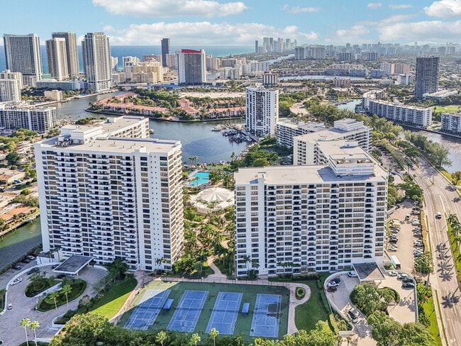 Foto del edificio - 600 Three Islands Boulevard