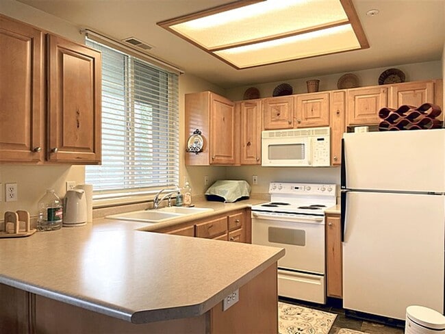 Foto del edificio - Top Floor Unit in Pinebrook