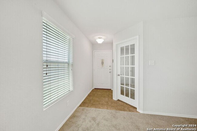 Foto del edificio - 3 Bedroom 2 Bathrooms located in Silver Oa...
