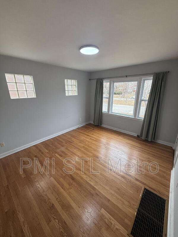 Building Photo - 4952-4956-4956 Oleatha Ave