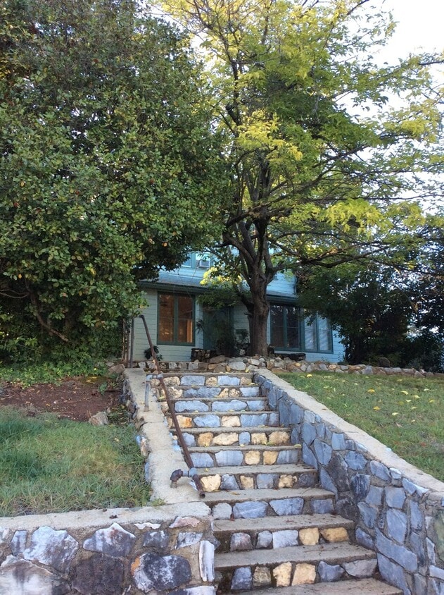 Primary Photo - Auburn Charming Downtown Victorian 2 bed 1...