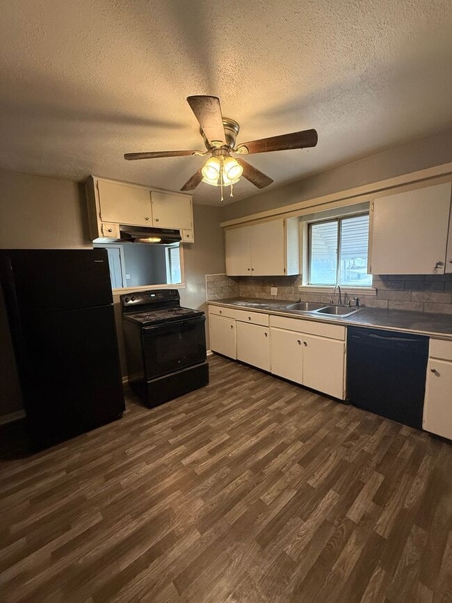 Building Photo - Super Cozy 2 Bedroom 1 Bath AVAILABLE NOW!!