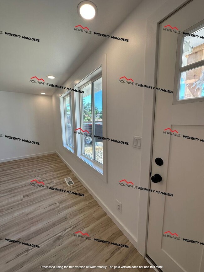 Foto del edificio - STATUS: *PENDING APPLICATION*  | R293 | $2095.00    **** MOVE IN SPECIAL ****