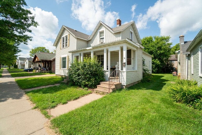 Building Photo - 4 bedroom 1 bath - available for June 1st ...