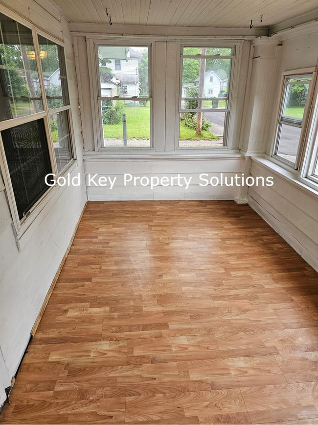 Building Photo - Very Nice 2 BR 1 BA House with Huge Baseme...