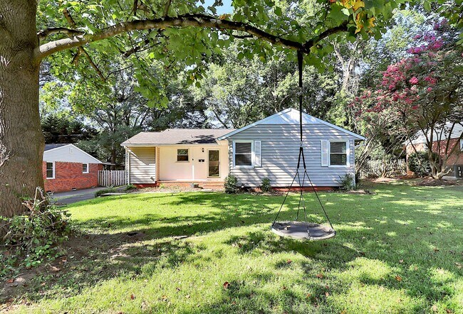 Foto del edificio - Discover the charm of this brick ranch nestled in the heart of Madison Park