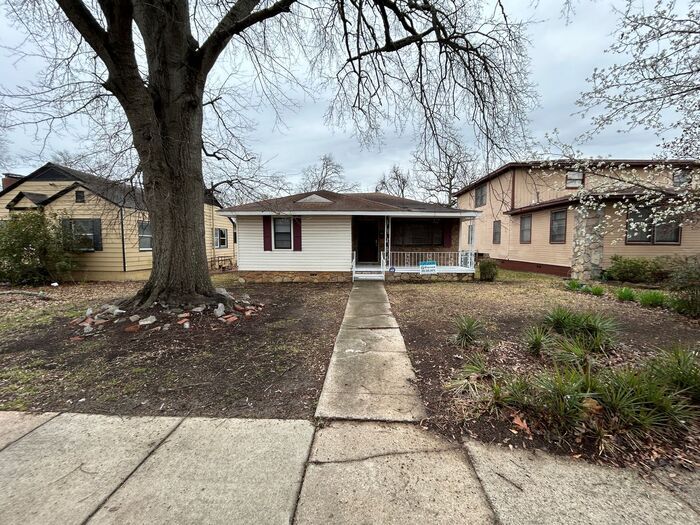 Foto principal - Adorable 3-Bedroom Home with Fenced Backya...