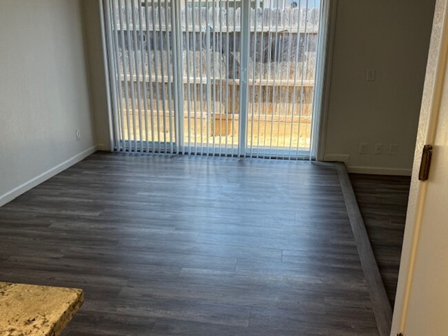 Foto del edificio - Updated 2 Bed / 1 Bath Duplex in Orangeval...