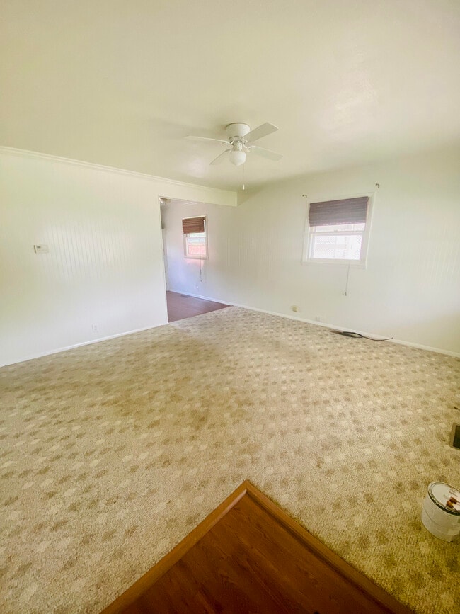 Sala de estar - 2905 S Chippewa Ln