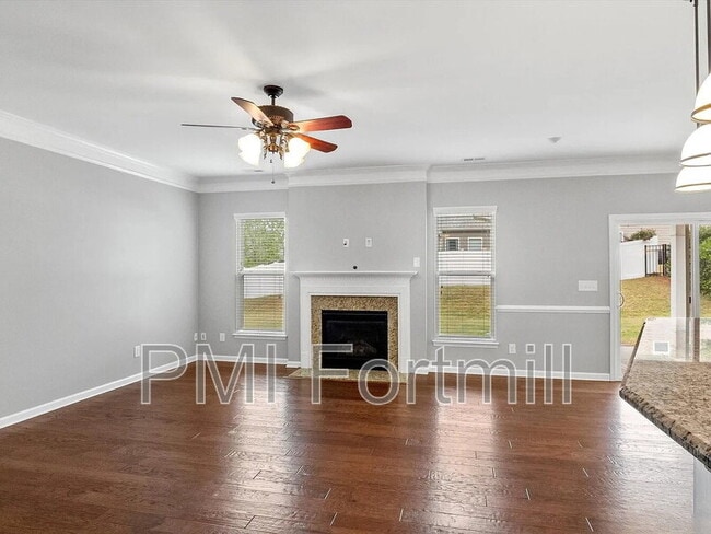 Foto del edificio - 5045 Fenwick Ct