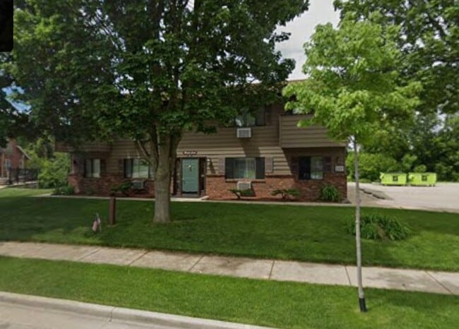 Building Photo - 141 Maple Ave S
