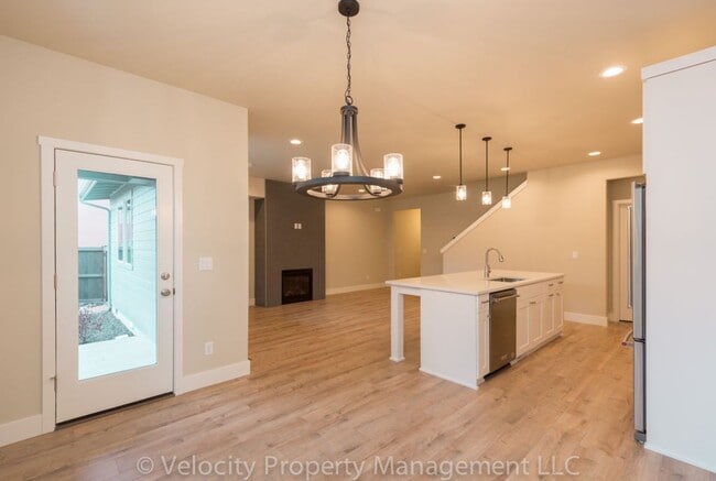 Building Photo - Townhome with Primary Bedroom on the Main ...