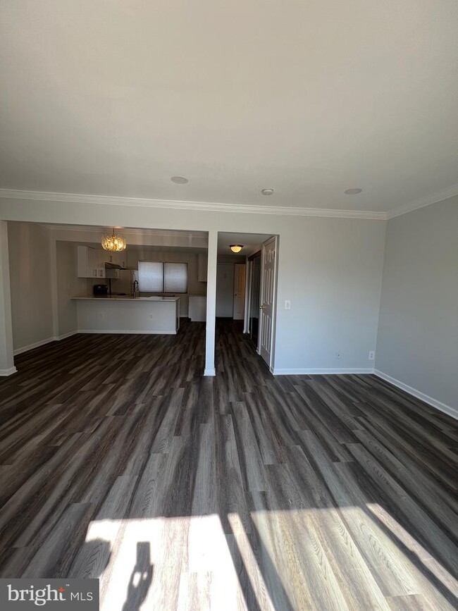 Building Photo - 2461 Glengyle Dr