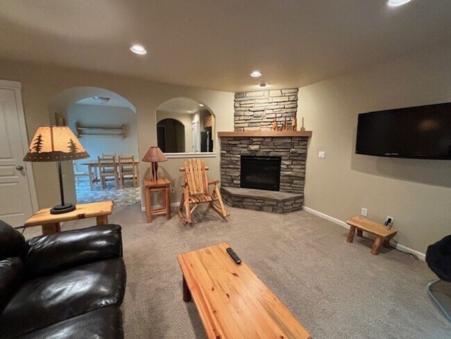 Foto del edificio - $500 OFF First Full Month's Rent | 12 Month Lease | Crescent Creek Community