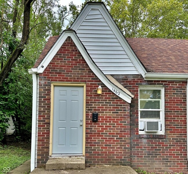 Building Photo - 1462 N Gladstone Ave
