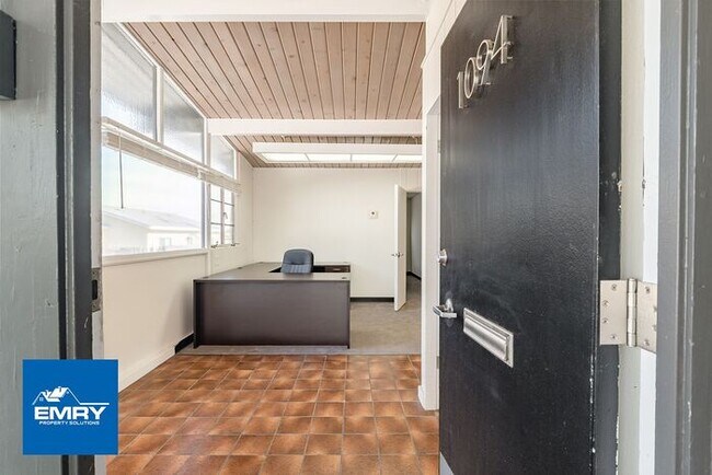 Foto del edificio - COMMERCIAL ONLY Gorgeous Spacious Great Lo...