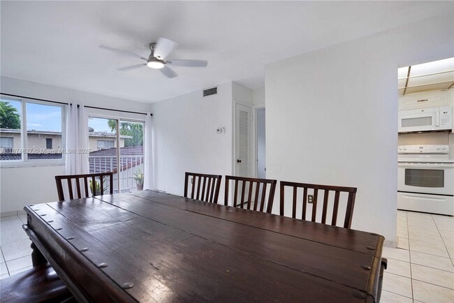 Foto del edificio - 7925 Carlyle Ave