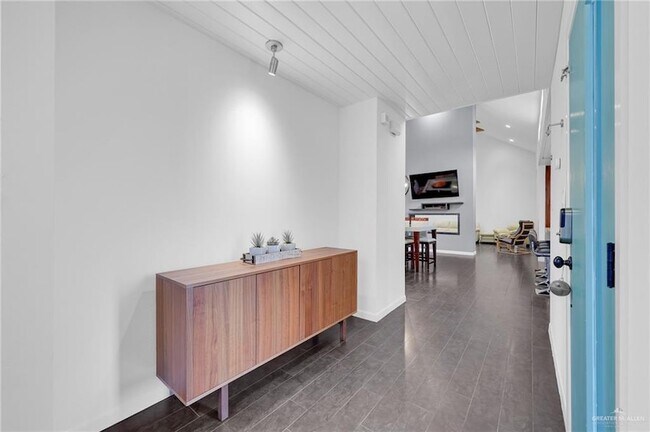 Foto del edificio - 2411 W Holland Ave