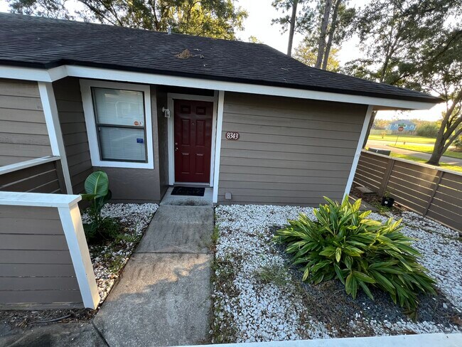 Building Photo - 8343 Westover Ct