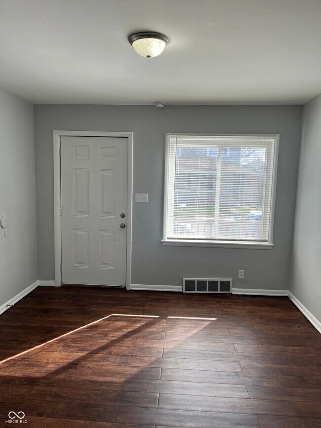 Building Photo - 628 N Oxford St