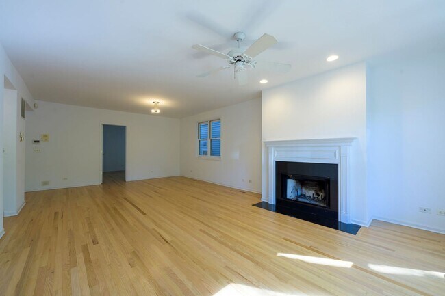 Building Photo - 1644 W Fletcher St