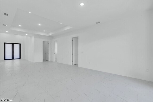 Building Photo - 1021 Chiquita Blvd S