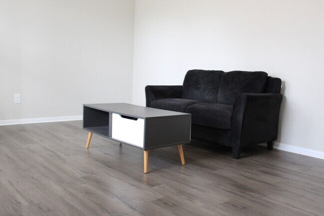 Building Photo - Bright and Spacious 3 Bedroom Furnished Rental