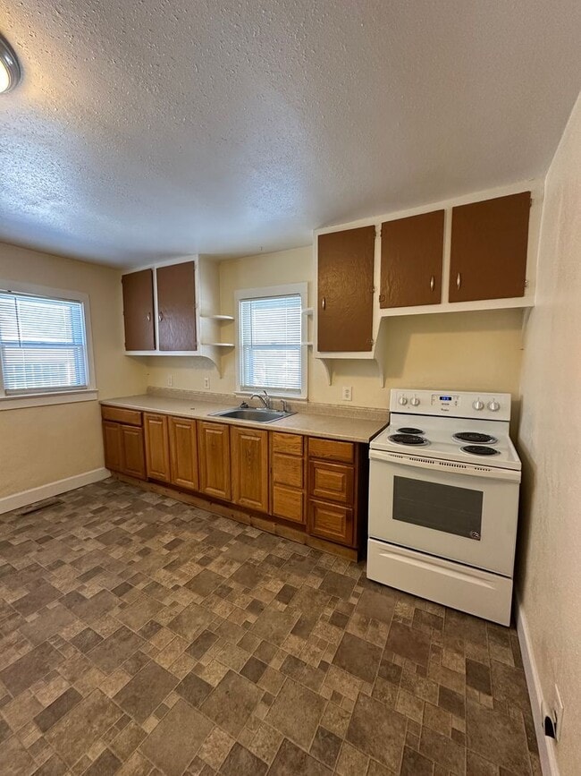 Building Photo - Renovated 2 bedroom, 1 bathroom home on So...