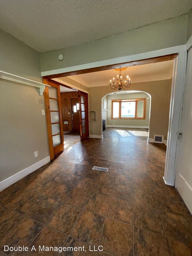 Building Photo - 4 br, 1 bath House - 1906 E. 4th St.