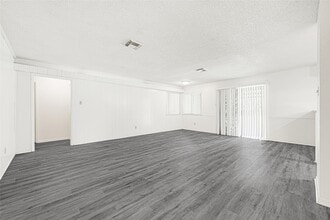 Building Photo - 1231 Country Ln