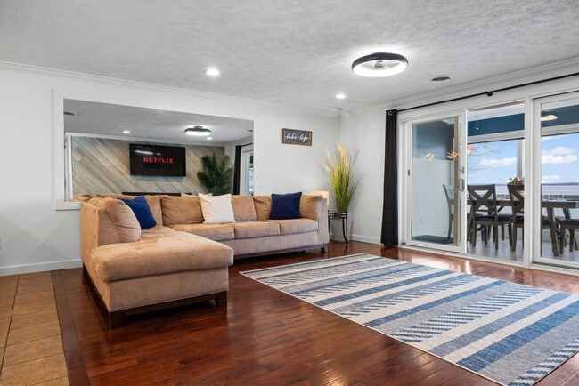 Building Photo - 7633 S W Bay Shore Dr