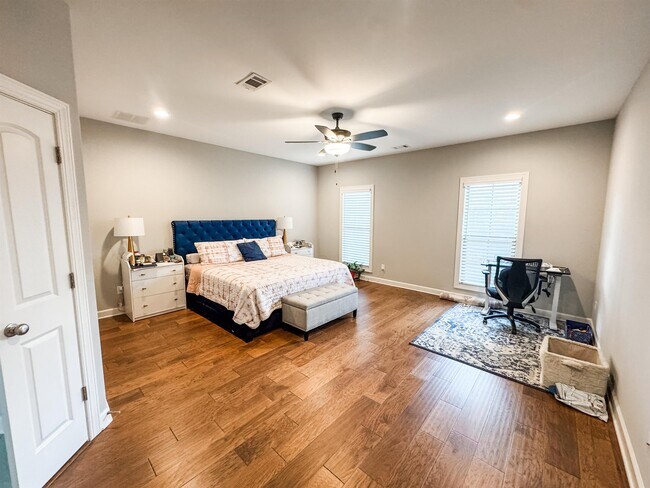Foto del edificio - 512 Dogwood Valley Dr