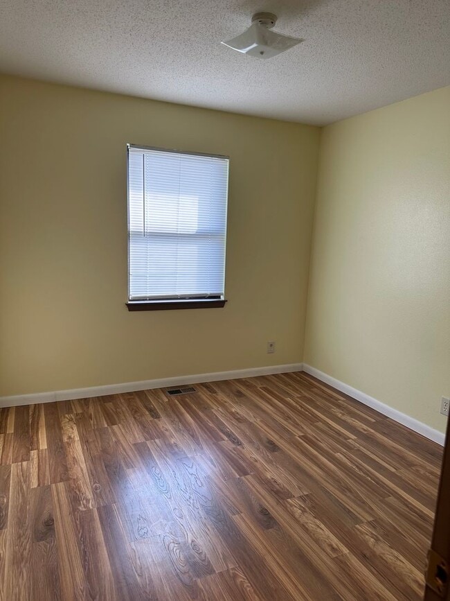 Building Photo - 3 bedroom 1.5 bathroom home in the heart o...
