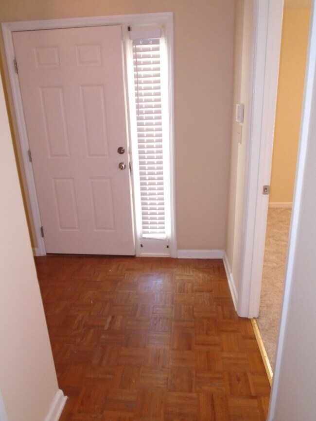 Foto del edificio - 2Bed / 2 Bath Condo.  Freshly painted, available NOW!!!