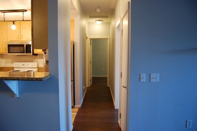 Foto del edificio - Cozy 2 Bed 2 Bath Condo w/ Lots of Natural...