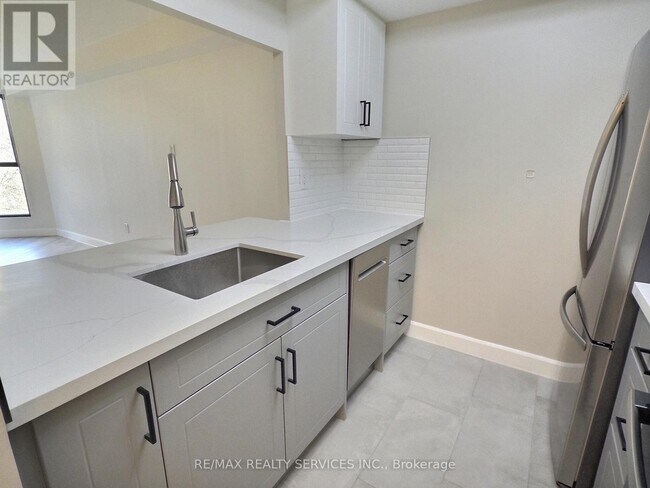 Photo du bâtiment - 8351 McLaughlin Rd S