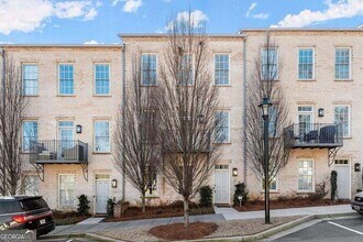 Building Photo - 160 Clover Ct