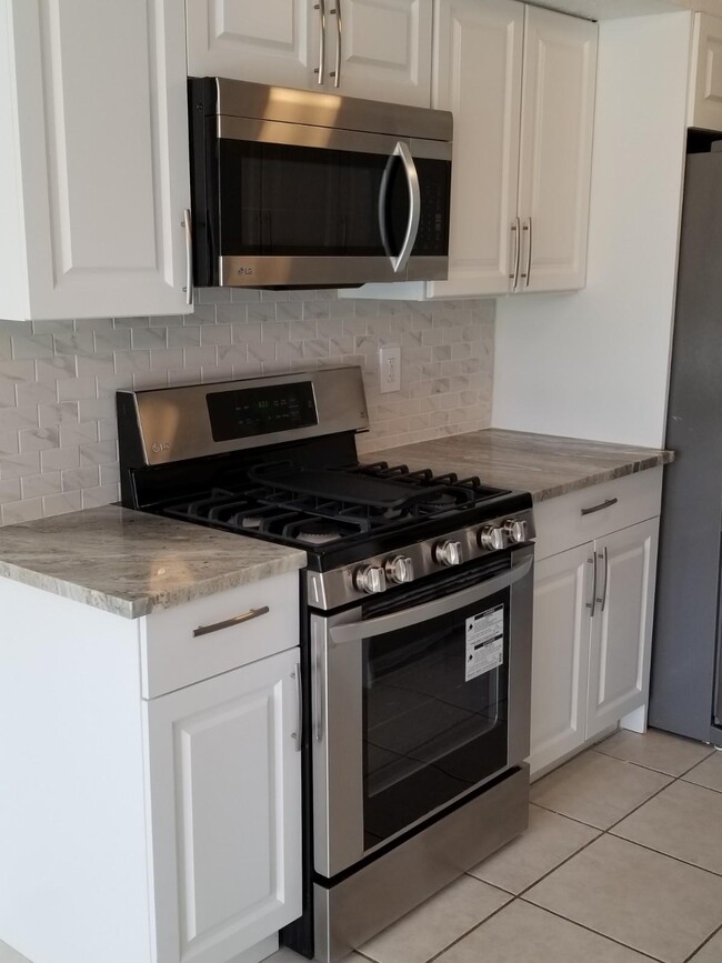 Foto del edificio - 382 E Royal Palm Rd