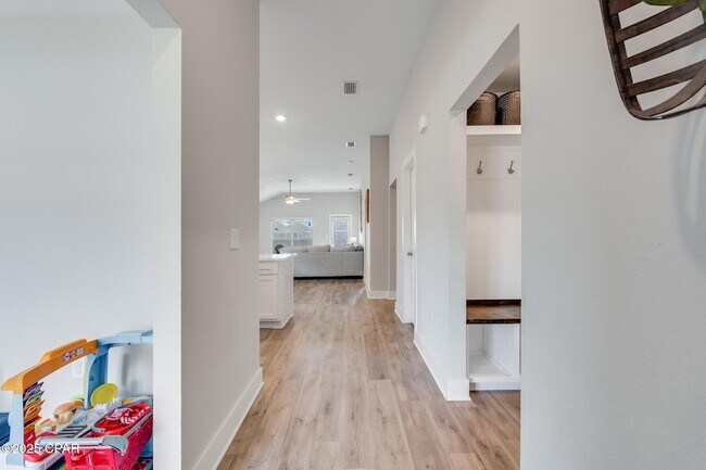 Building Photo - 230 Bayou Bend Ln