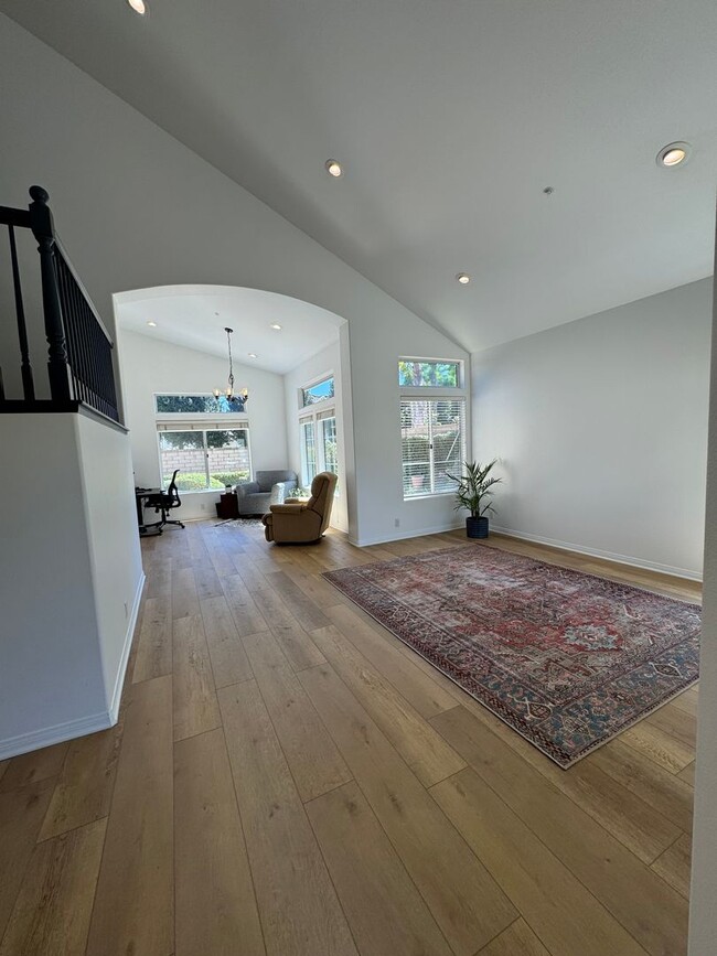 Building Photo - Upgraded 4 Bedroom 3 Bath Home in East Ven...