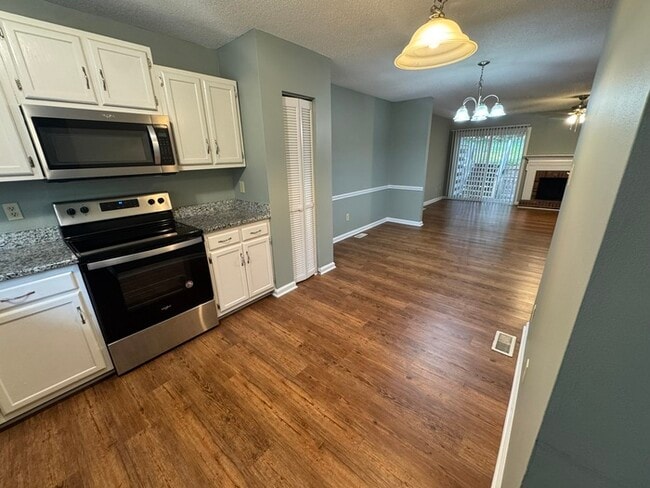 Building Photo - Beautiful 2 Bedroom 1.5 Bath Town Home! Ne...