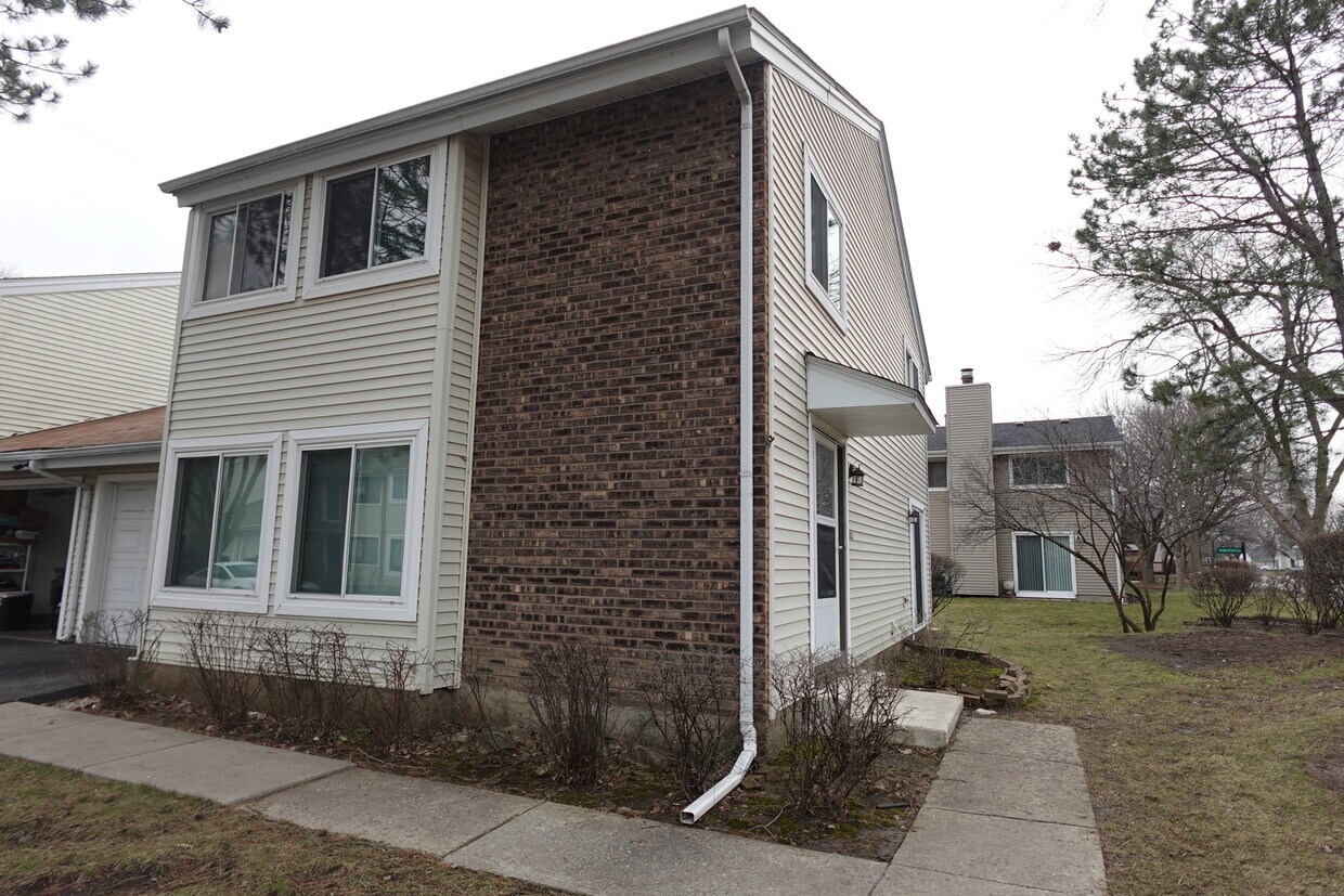 1332 Shadow Lake Terrace, Palatine, IL 60074 Townhome Rentals in