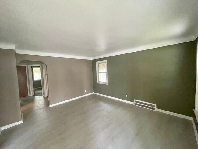 Building Photo - 6130 Plainview Ave