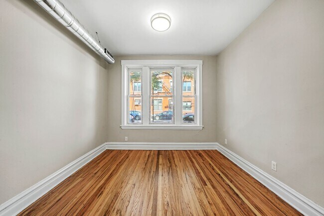 Building Photo - 2255 S Oakley Ave