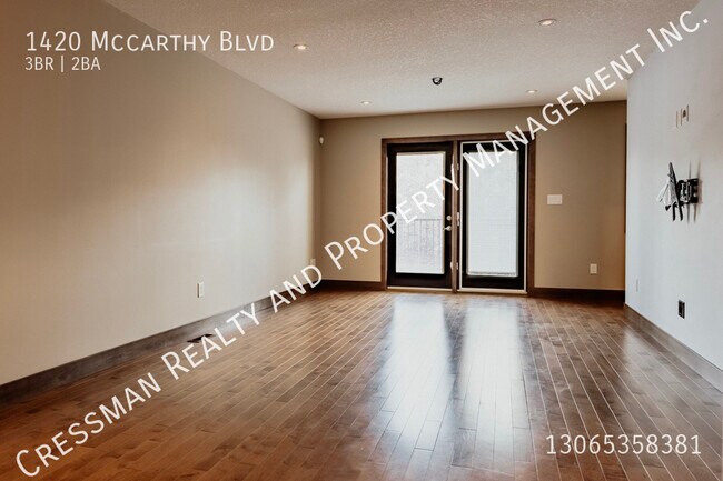 Photo du bâtiment - 3 bedrooms, 1.5 baths, double car garage