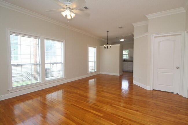 Foto del edificio - Charming Downtown 2BR/1BA Cottage – Hardwood Floors, Granite Kitchen, Front Porch, Fenced Backyar...