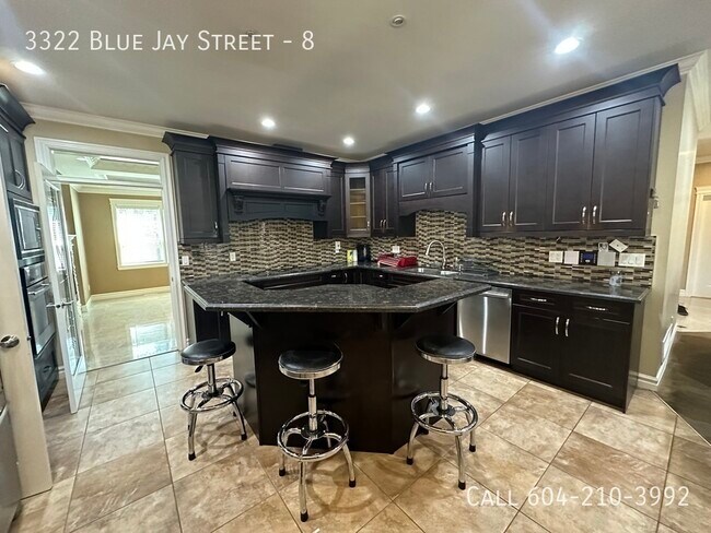 Photo du bâtiment - 7 Bedroom Home in Abbotsford!