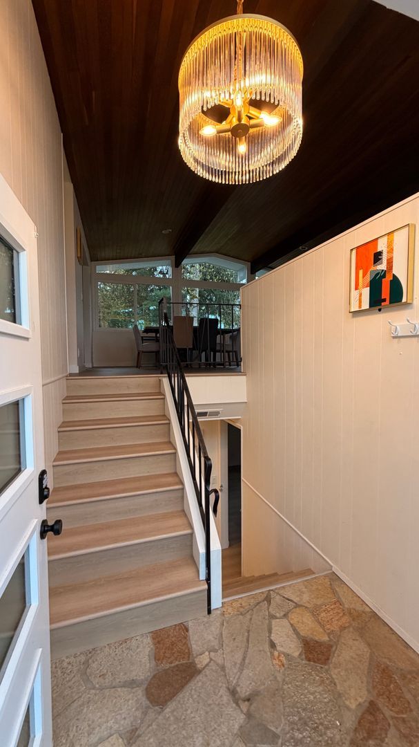 Building Photo - Spacious 5-Bed, 2.5-Bath Home in Newport Hills, Bellevue