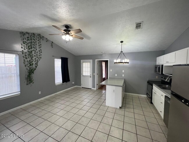 Foto del edificio - 5731 Pinetree Ave