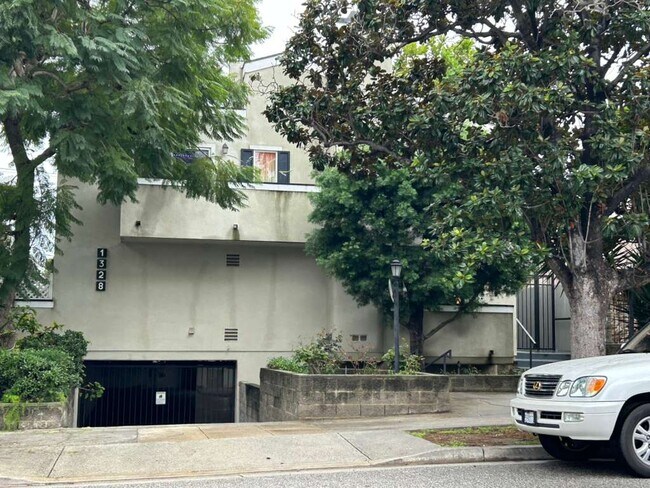 Entrada al garaje frontal con vista a la calle - 1328 9th St